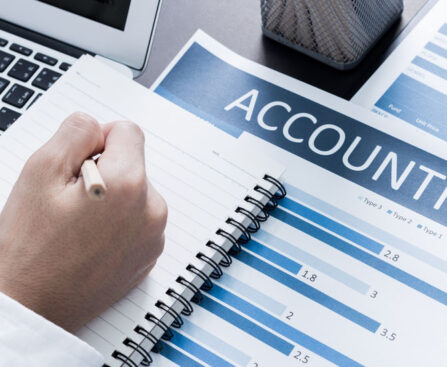 How to Choose Between In-House and Outsourced Accounting in the UK