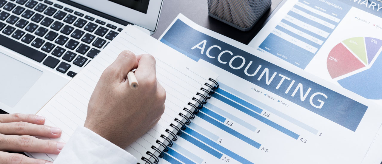 How to Choose Between In-House and Outsourced Accounting in the UK